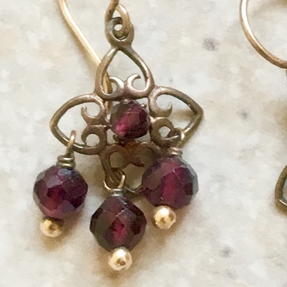 Gorgeous 14g plated and garnet dangle earrings - Picture 5 of 6